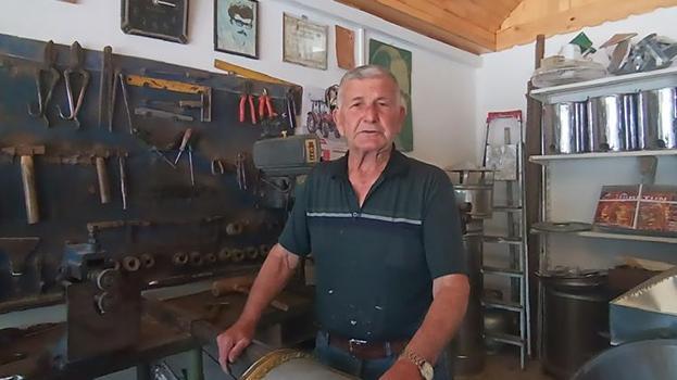 Gaziantep'te herkes bu işi bıraktı bir tek o kaldı! 77 yaşında prefabrik yapıda hayata tutundu