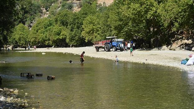 Sıcaklardan kaçış rotası: Batman'da Zore Vadisi plajları aratmıyor!