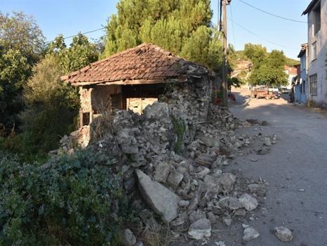 Balıkesir'de sabah ortaya çıktı: Depremde yıkılan ve hasar gören binalar havadan görüntülendi