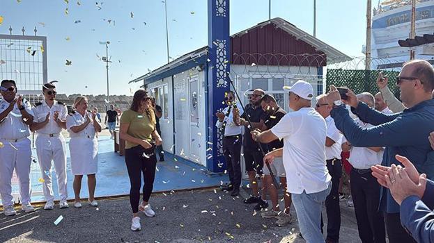 Karadeniz'in incisi Amasra'ya turist akını: 'Astoria Grande' 79. kez limana yanaştı, turistler törenle karşılandı