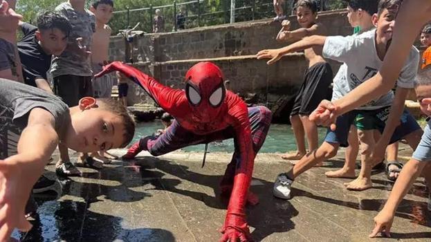 Örümcek Adam Diyarbakır'da! Anzele suyunda çocuklar ile serinledi