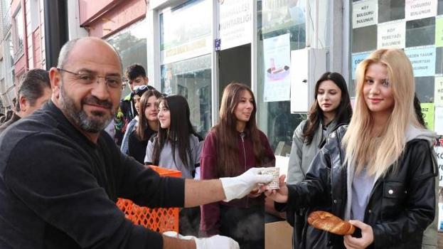 Sivas'ta öğretmenle sohbet ederken aklına geldi! Sabah kalkıp hepsini bedavaya dağıttı