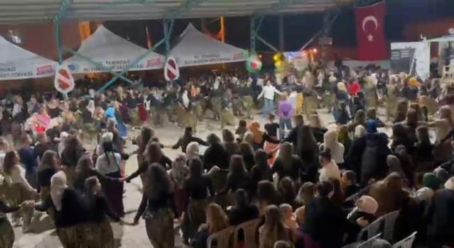 Tekirdağ'da bir ilk: 2 bin kadın şalvarları giydi, davul zurna eşliğinde halaylarla köy kültürünü yaşattı!