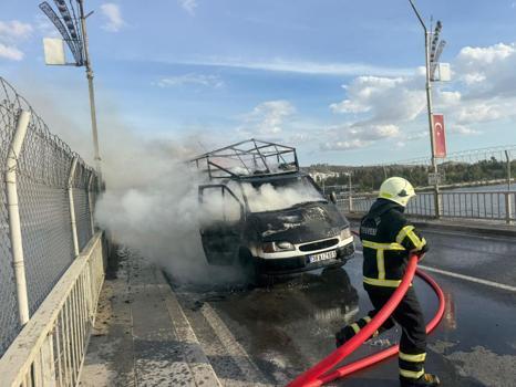 Seyir halindeki kamyonet alev aldı! Ensesinde sıcaklık hissedince, 3 kişinin hayatı kurtuldu