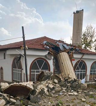 Ankara'da fırtına nedeniyle minare yıkıldı