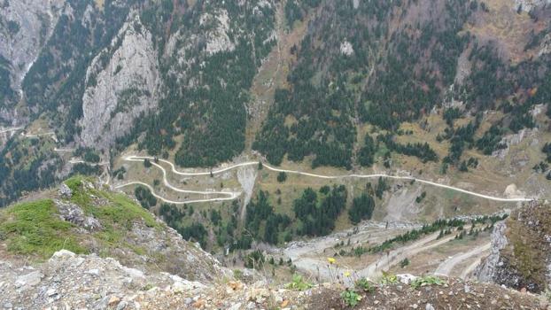 Karadeniz'in yeni simgesi Trabzon il sınırına dikildi! Dünyanın en tehlikeli yolunda yapıldı