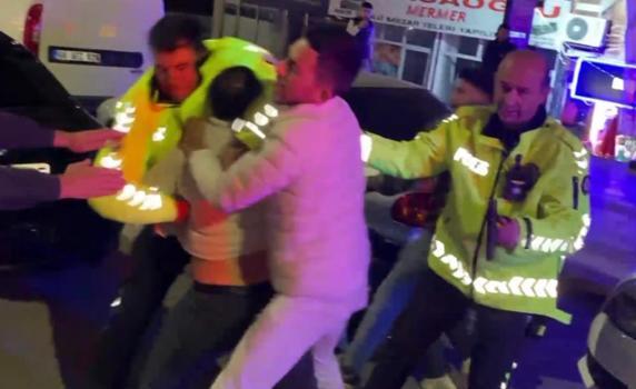 Alkollü sürücü ve yakınları polise yumrukla saldırdı