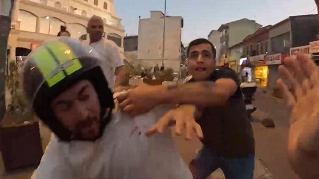 Beyoğlu'nda korku dolu dakikalar! İspanyol Youtuber'ı takip edip darbettiler; 'Niye çekiyorsun'