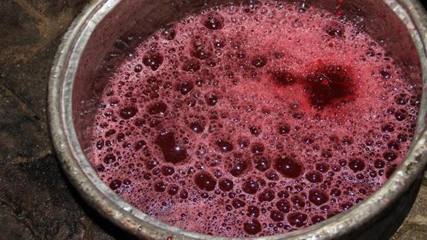 Dededen kalma yöntemlerle hazırlıyorlar! Litresi 500 lira! Pazarlarda kapış kapış satılıyor