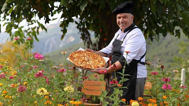 Emekli olduktan sonra Çorum'da köyüne taş fırında pizzacı açtı, 'tutmaz' dediler, çevre illerden adını duyan geldi!