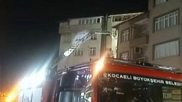 Kocaeli Gebze'de bir binada çatırtı sesleri, itfaiye binayı tahliye etti