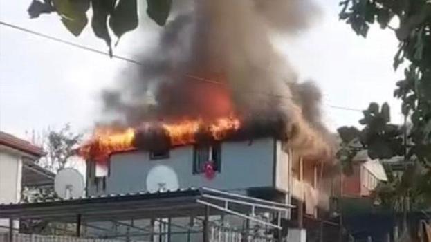 Yalova’da 2 katlı evin çatısında yangın çıktı