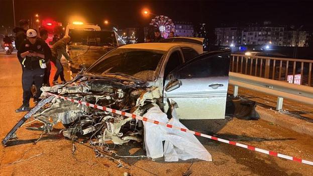 Hatay’da bariyerlere çarparak motoru yerinden fırlayan otomobilin sürücüsü ağır yaralandı