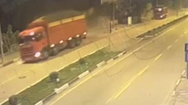 Tokat'ta film gibi olay! Freni patlayan kamyonun sürücüsü aracı lastikleri kaldırıma sürtüp patlatarak durdurdu