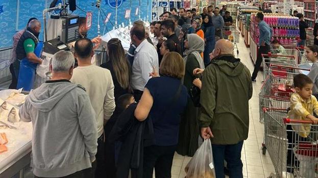 Beylikdüzü'nde hamsinin fiyatı düşünce vatandaş akın etti! Balık reyonunda uzun kuyruklar oluştu