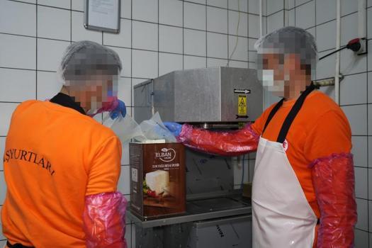 Hem meslek ediniyor hem üreterek ekonomiye katkı sağlıyor! Burada ayda 300 ton süt işleniyor