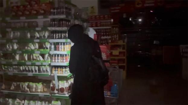 Erzincan'da büyük kesinti! Vatandaşlar marketlerde cep telefonu ışığıyla alışveriş yaptı