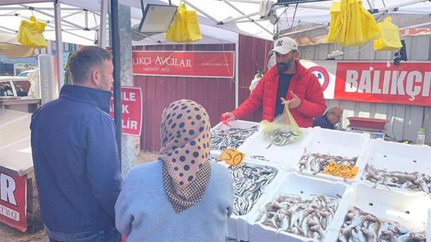 Tezgahlar hamsiyle şenlendi! Fiyatlar saatlik değişiyor