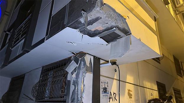 Eyüpsultan'da sokağa dalan vinç dehşet saçtı! 'Çok ciddi şekilde hasar var'