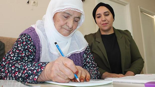 Malatya'da 88 yaşındaki kadın eşinin sözüne alınarak zoru başardı! 3 ayda öğrendi