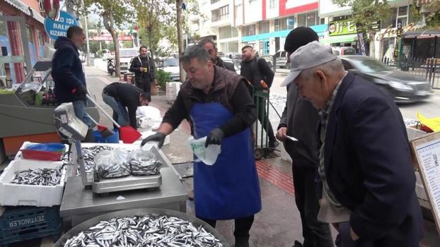 Hamsinin kilosu 50 TL’ye düştü, vatandaş poşet poşet aldı