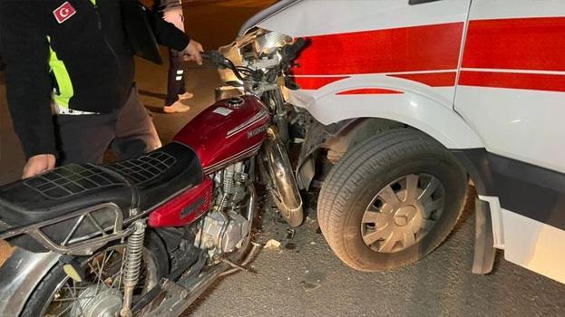 Karaman’da hastaneye yaralı taşıyan ambulans motosikletle çarpıştı: 1 yaralı