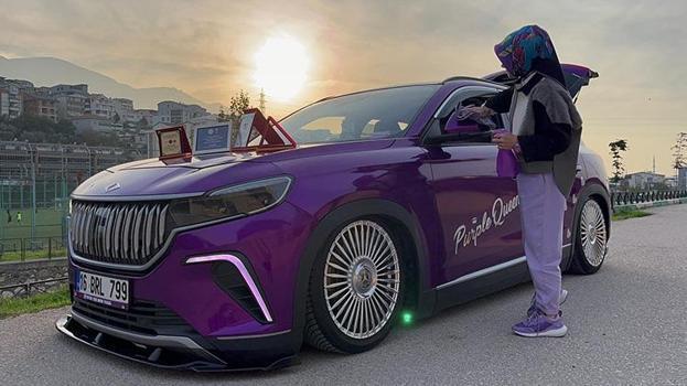 Bursa'da yaşayan kadın anahtardan el bezine, otomobiline kadar her şeyi mor yaptı: 'Arkadaşlarım bile şaşırıyor!'