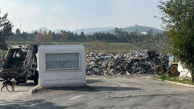 İzmir'de vatandaşı bezdiren çöp kararı! Belediye Kentsel Dönüşüm alanını çöp yığınlarıyla doldurdu