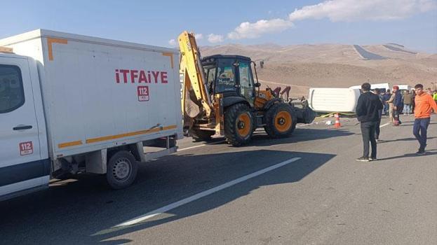 Ağrı Doğubayazıt’ta otomobil minibüsle çarpıştı: 1 ölü, 2 ağır yaralı