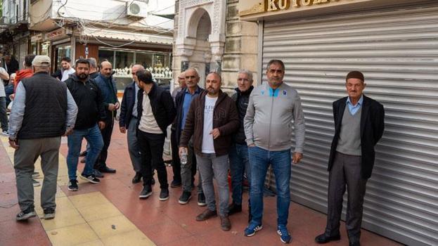 Manisa'da bir grup vatandaş dolandırıldıklarını iddia ederek kuyumcu önünde toplandı