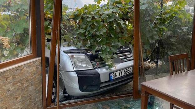 Kocaeli İzmit'te kontrolden çıkan otomobil dehşet saçtı: 1 ölü, 3 yaralı