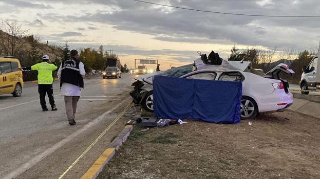 Burdur'da kavşağa aşırı hızla giren tır otomobile çarptı: 1 ölü