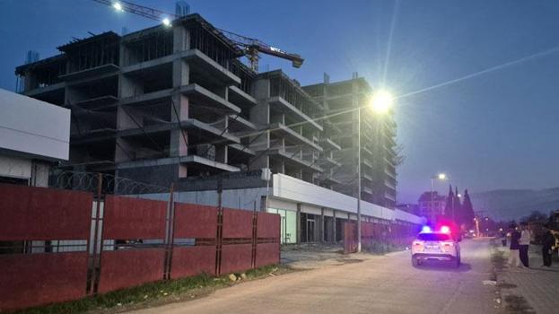 Manisa'da üzerine çelik kapı düşen yabancı uyruklu işçi, öldü