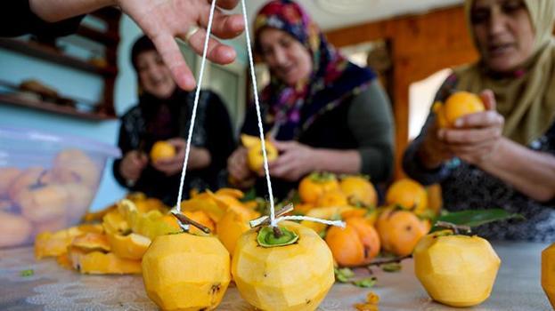 Sakarya'da kadınlar bu meyveyi kurutarak para kazanıyor! Kurutulunca kilosu 600 TL'ye satılıyor