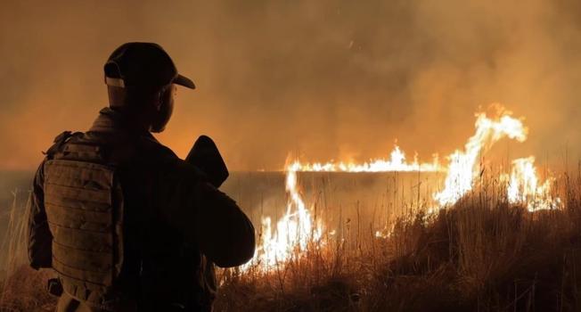 Yüksekova'da kuş cenneti Nehil Sazlığı'ndaki yangın yerleşim yerlerini tehdit ediyor