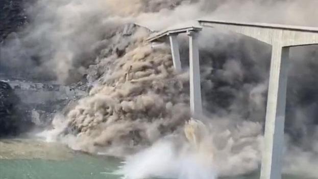 Çin'de Hongqi Köprüsü kısmen çöktü