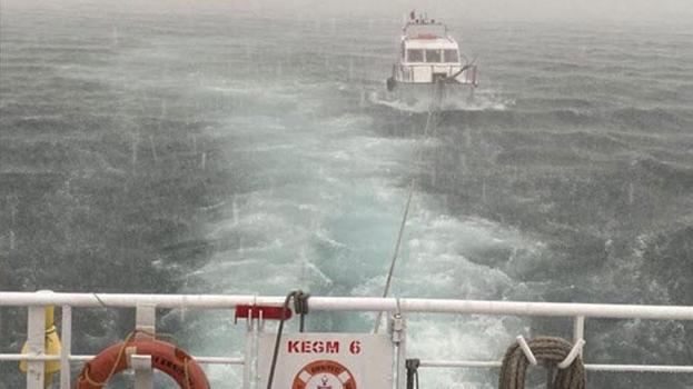 Çanakkale Boğazı'nda makine arızası nedeniyle sürüklenen tekne kurtarıldı