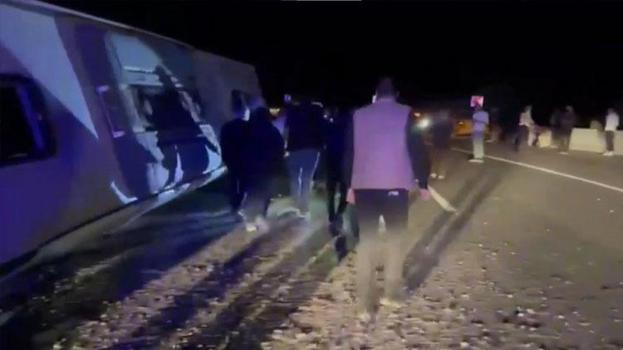 Osmaniye Düziçi’nde yolcu otobüsü devrildi: Yaralılar var