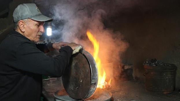 Erzurum'da bu işi yapan 3 usta kaldı! 61 yıldan beri ateşin başında çalışarak geçimini sağlıyor