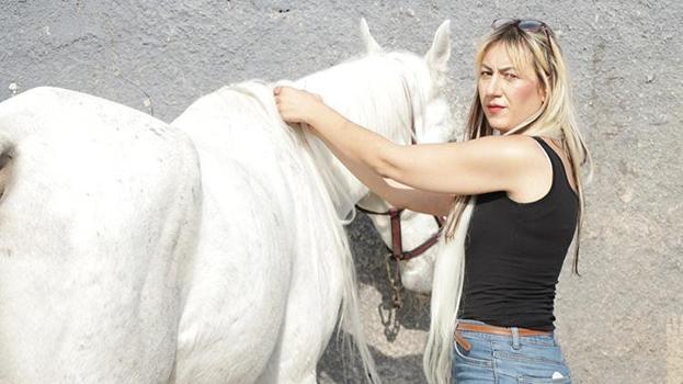 Arkadaşının atını süsleyip sosyal medyada paylaştı ikinci mesleği oldu! Hobi olarak başladı talep patlaması yaşadı