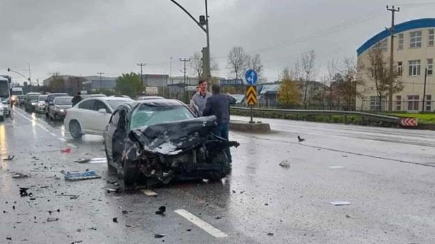 Sakarya Hendek’te 3 araçlı zincirleme kaza: 2 yaralı