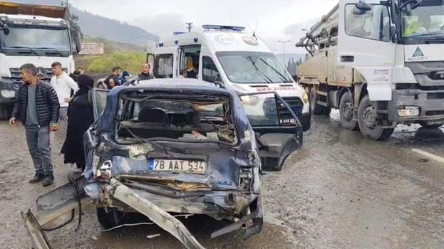 Karabük'te otomobil ile kamyon çarpıştı: 5 yaralı