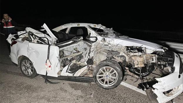 Manisa Kula'da kamyonete çarpan otomobil hurda yığınına döndü: 1 ölü, 2 yaralı