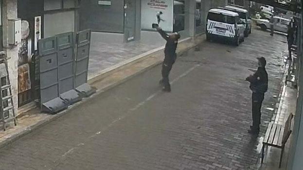 Manisa'da 2'nci kattan düşen kediyi polis kurtardı; o anlar kamerada