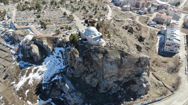 Sivas'ta uçurumun kıyısına inşa edildi! Ziyaretçisi hiç eksik olmuyor