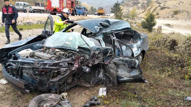 Bolu Mudurnu'da kamyonla çarpışan otomobildeki 1 kişi öldü, 1 kişi yaralandı