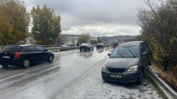 Çorum-Sungurlu karayolunda dolu yağışı kazaya neden oldu: 10 yaralı