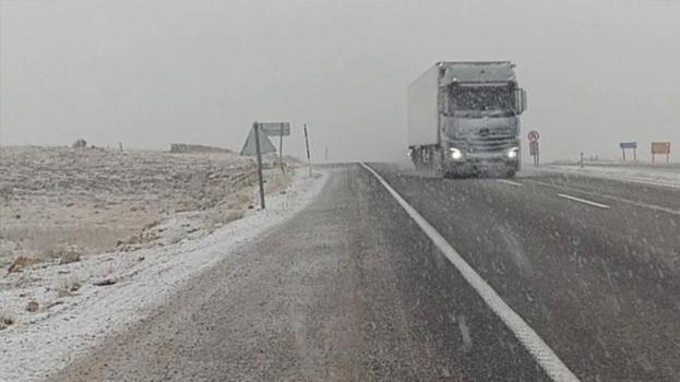 Sivas Gürün’de kar yağışı etkili oldu, görüş mesafesi yer yer 50 metreye düştü