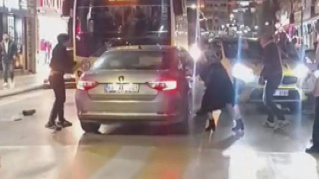 Aksaray’ın ayağa kaldıran olay! Ters yöne girip, 2 yayaya, iş yerine ve araçlara çarpan alkollü sürücü, darbedildi