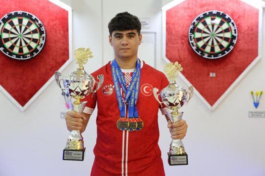 14 yaşında dünya şampiyonu oldu! Elazığlı Bedirhan Nas, hobi olarak başladığı dartta 3 dünya derecesiyle geri döndü!